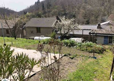 Maison de village avec jardin et dépendance en pierre