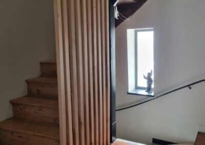 Belle maison en pierres rénovée située au cœur du village avec cour et grange