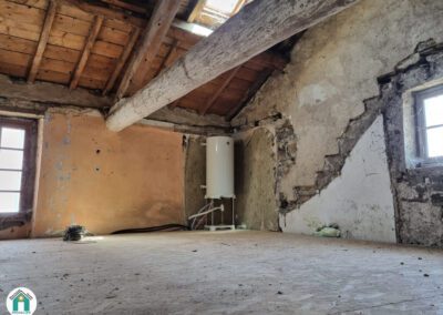 Belle maison en pierres rénovée située au cœur du village avec cour et grange