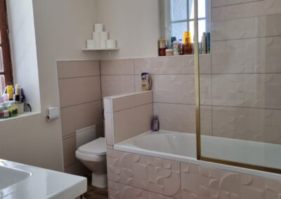 Belle maison en pierres rénovée située au cœur du village avec cour et grange