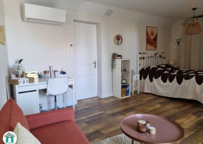 Belle maison en pierres rénovée située au cœur du village avec cour et grange