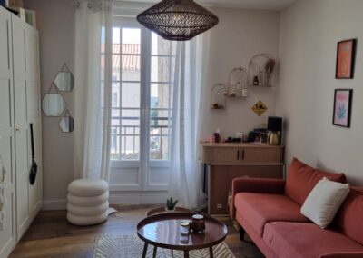 Belle maison en pierres rénovée située au cœur du village avec cour et grange