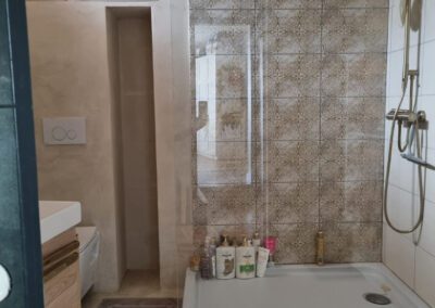 Belle maison en pierres rénovée située au cœur du village avec cour et grange