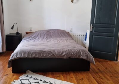 Belle maison en pierres rénovée située au cœur du village avec cour et grange