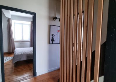 Belle maison en pierres rénovée située au cœur du village avec cour et grange