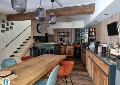 Belle maison en pierres rénovée située au cœur du village avec cour et grange