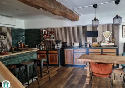 Belle maison en pierres rénovée située au cœur du village avec cour et grange