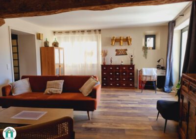 Belle maison en pierres rénovée située au cœur du village avec cour et grange