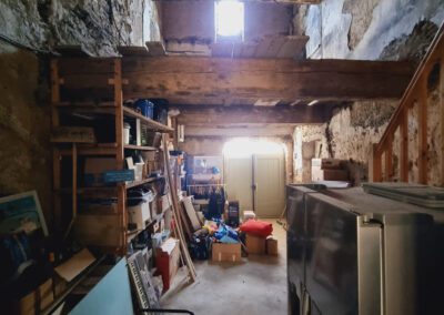 Belle maison en pierres rénovée située au cœur du village avec cour et grange