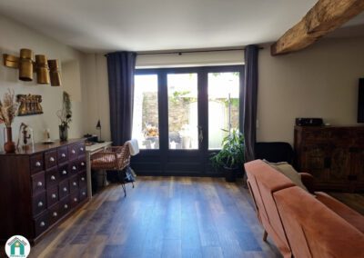 Belle maison en pierres rénovée située au cœur du village avec cour et grange