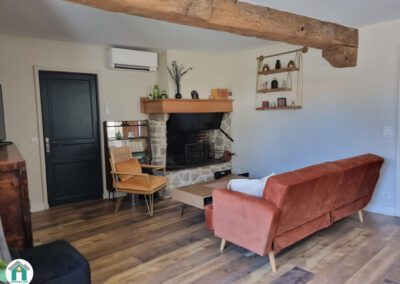 Belle maison en pierres rénovée située au cœur du village avec cour et grange