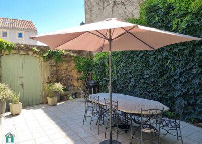 Belle maison en pierres rénovée située au cœur du village avec cour et grange