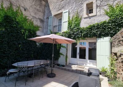 Belle maison en pierres rénovée située au cœur du village avec cour et grange