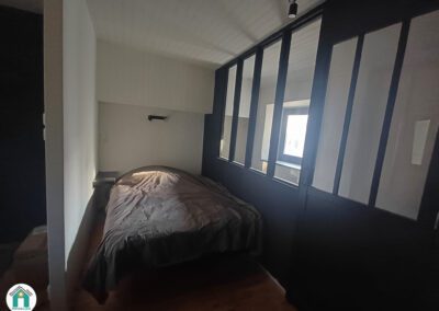 Belle maison en pierres rénovée située au cœur du village avec cour et grange