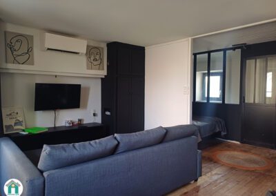 Belle maison en pierres rénovée située au cœur du village avec cour et grange