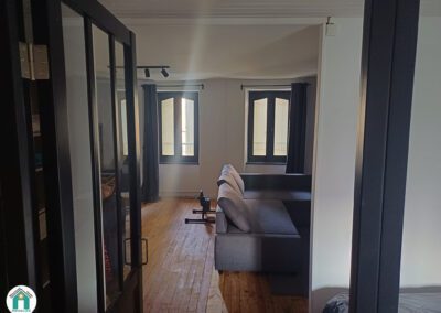 Belle maison en pierres rénovée située au cœur du village avec cour et grange