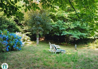 Belle maison en pierres avec jardin et garage