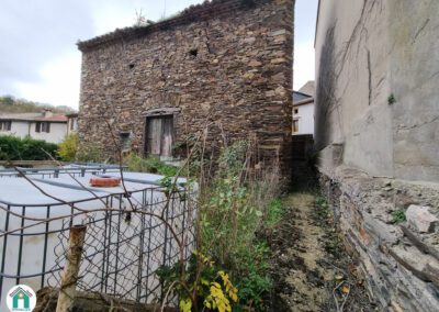 Grange en pierre à rénover avec terrain attenant