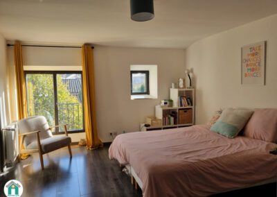 Belle maison en pierres avec dépendance, jardin et piscine en plein cœur de village