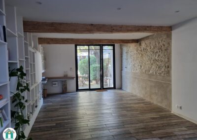 Belle maison en pierres avec dépendance, jardin et piscine en plein cœur de village