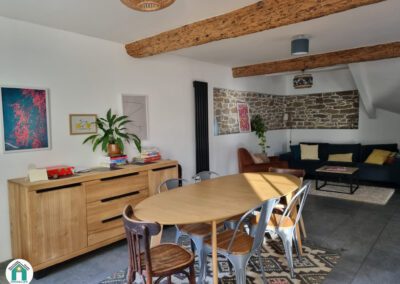 Belle maison en pierres avec dépendance, jardin et piscine en plein cœur de village