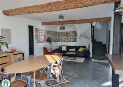 Belle maison en pierres avec dépendance, jardin et piscine en plein cœur de village