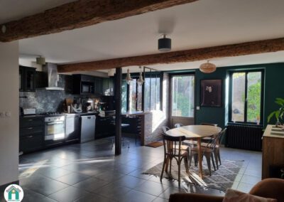 Belle maison en pierres avec dépendance, jardin et piscine en plein cœur de village