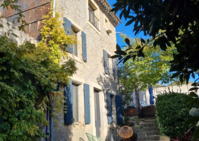 Belle maison en pierres avec dépendance, jardin et piscine en plein cœur de village