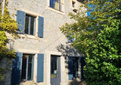 Belle maison en pierres avec dépendance, jardin et piscine en plein cœur de village
