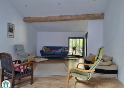 Belle maison en pierres avec dépendance, jardin et piscine en plein cœur de village