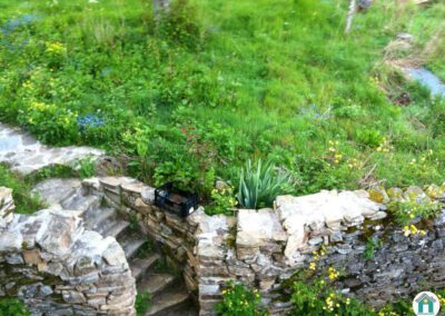 Jolie maison en pierre rénovée avec garage et jardin