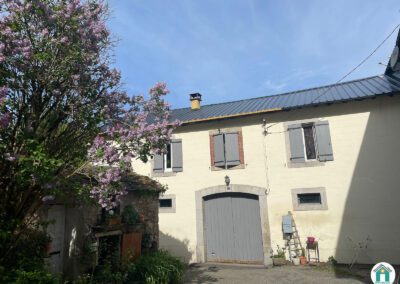 Jolie maison en pierre rénovée avec garage et jardin