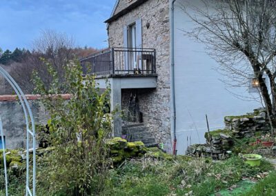 Jolie maison en pierre rénovée avec garage et jardin