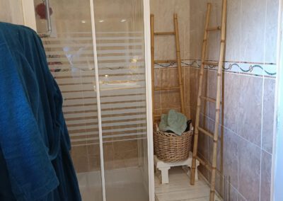 Jolie maison en pierre rénovée avec garage et jardin