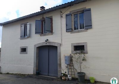 Jolie maison en pierre rénovée avec garage et jardin