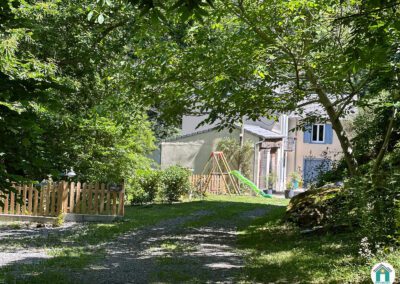 Magnifique ancien moulin en pierre avec dépendances