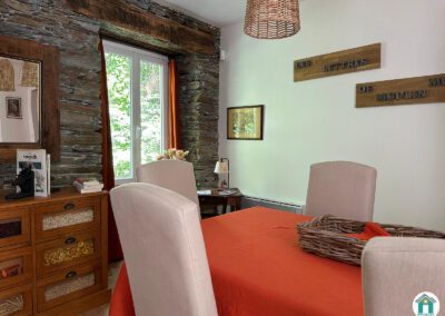 Magnifique ancien moulin en pierre avec dépendances