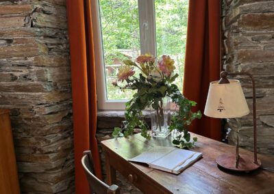 Magnifique ancien moulin en pierre avec dépendances