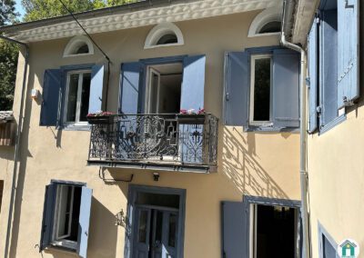 Magnifique ancien moulin en pierre avec dépendances