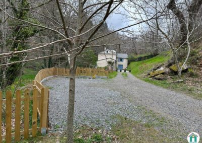 Magnifique ancien moulin en pierre avec dépendances