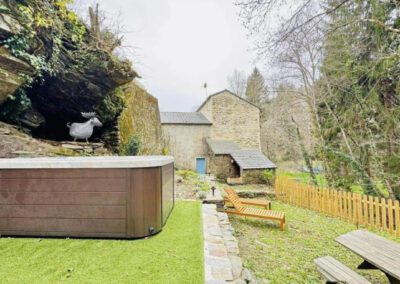 Magnifique ancien moulin en pierre avec dépendances
