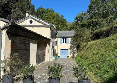 Magnifique ancien moulin en pierre avec dépendances