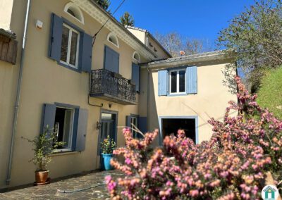 Magnifique ancien moulin en pierre avec dépendances