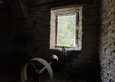 Magnifique ancien moulin en pierre avec dépendances