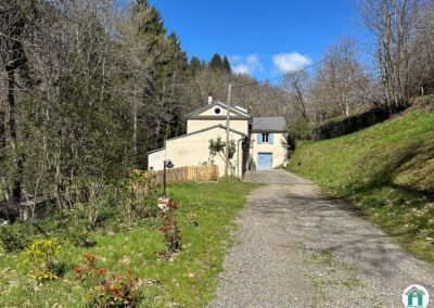 Magnifique ancien moulin en pierre avec dépendances