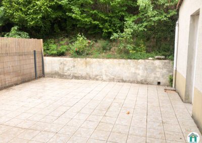 Jolie maison avec extérieur et garage