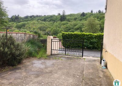 Jolie maison avec extérieur et garage
