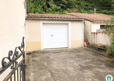 Jolie maison avec extérieur et garage