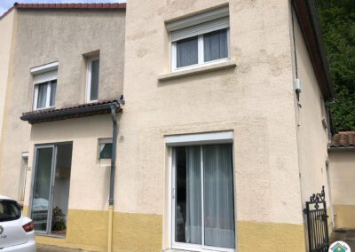 Jolie maison avec extérieur et garage