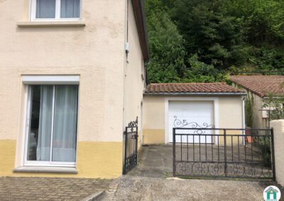 Jolie maison avec extérieur et garage